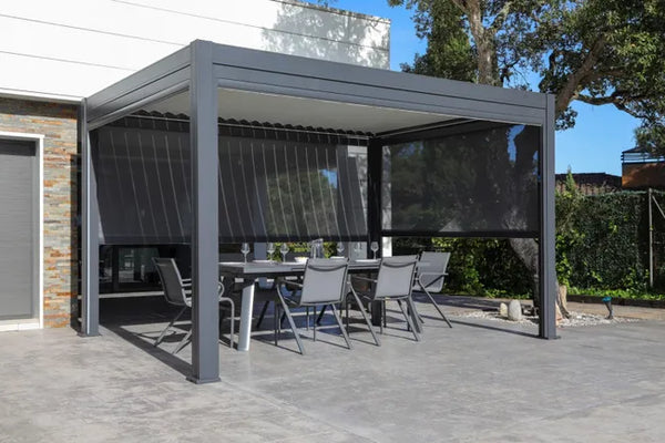 Pergola bioclimatique solaire en aluminium Anémone et intégralement équipée